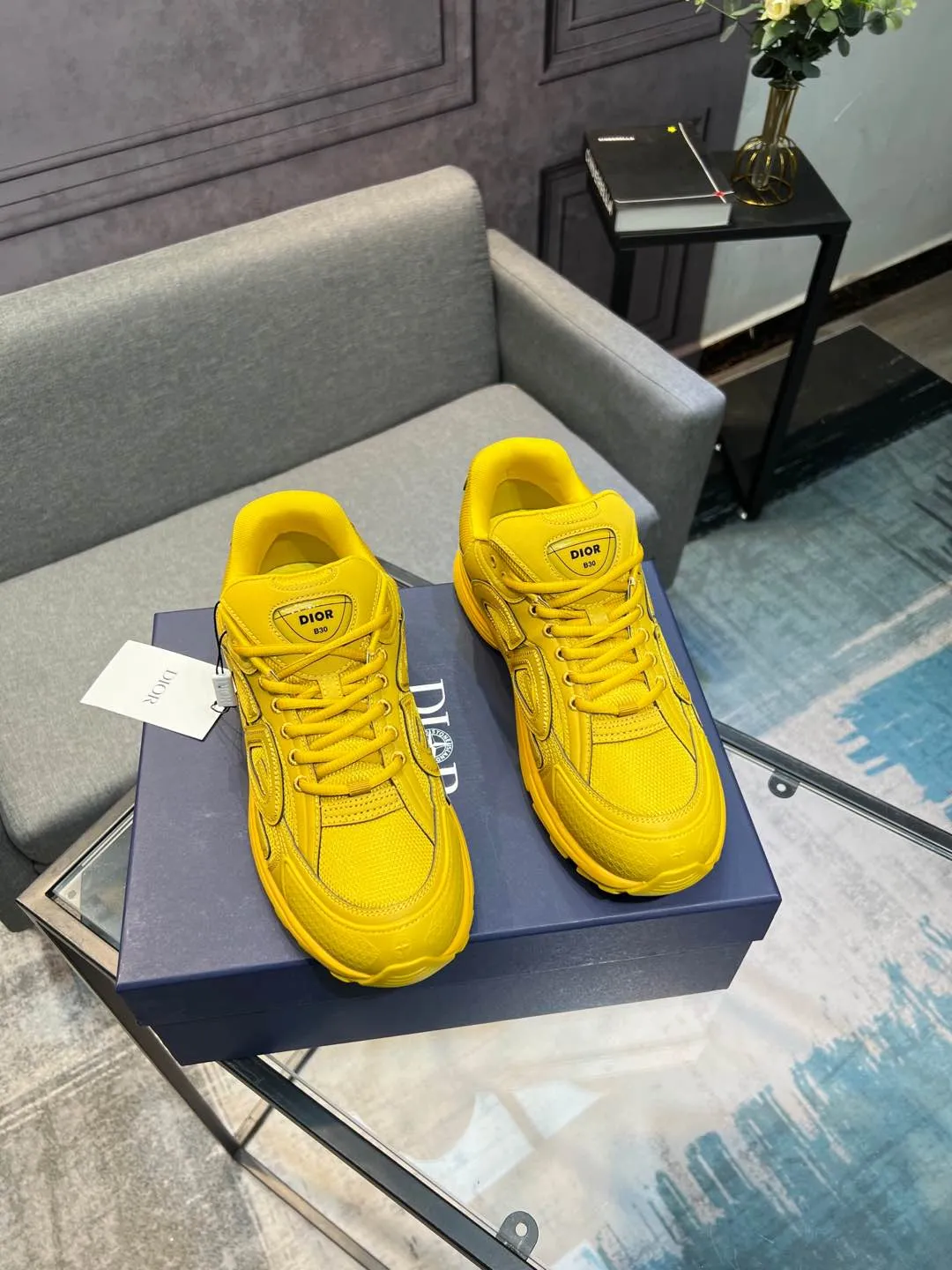 Men's shoes 💰600 high version joint model 🍸 Dior Dior The Island co-branded B30 sneakers follow the trend of the retro market and are Dad Shoes style shoes. The Dior logo on the tongue also indicates that this pair of shoes is the B30 model! B30 uses fine-textured leather and mesh cloth materials to form a shoe body. There are conspicuous letters CD on both sides of the shoe body to indicate the identity. Many lines on the shoe body outline the details, making the shoes look less monotonous and full of retro flavor. ♺ Upper: Original customized technical fabric + mesh ♺ Inner lining: Original customized breathable lining ♺ Outsole: Original molded IP foam + TPU outsole ♺ Heel height: 3.5cm ♺Code number: 39-44 (45 46 customized)